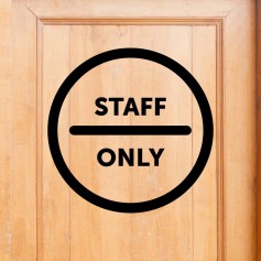 Vinilo puerta Staff Only